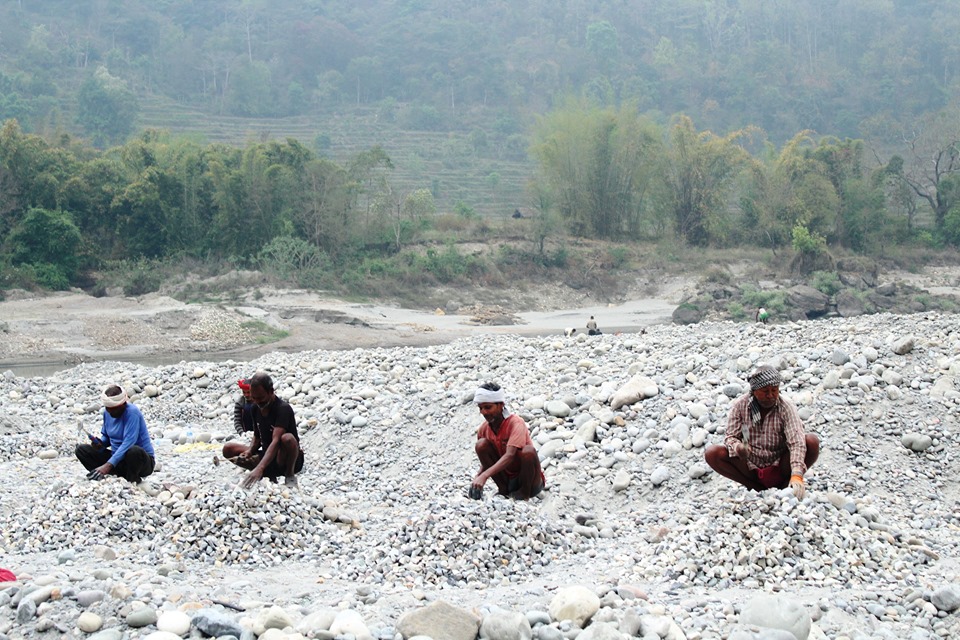 भारतीयले नेपालमै मासिक ३० हजार आम्दानी, नेपाली कामको खोजीमा खाडीमा !