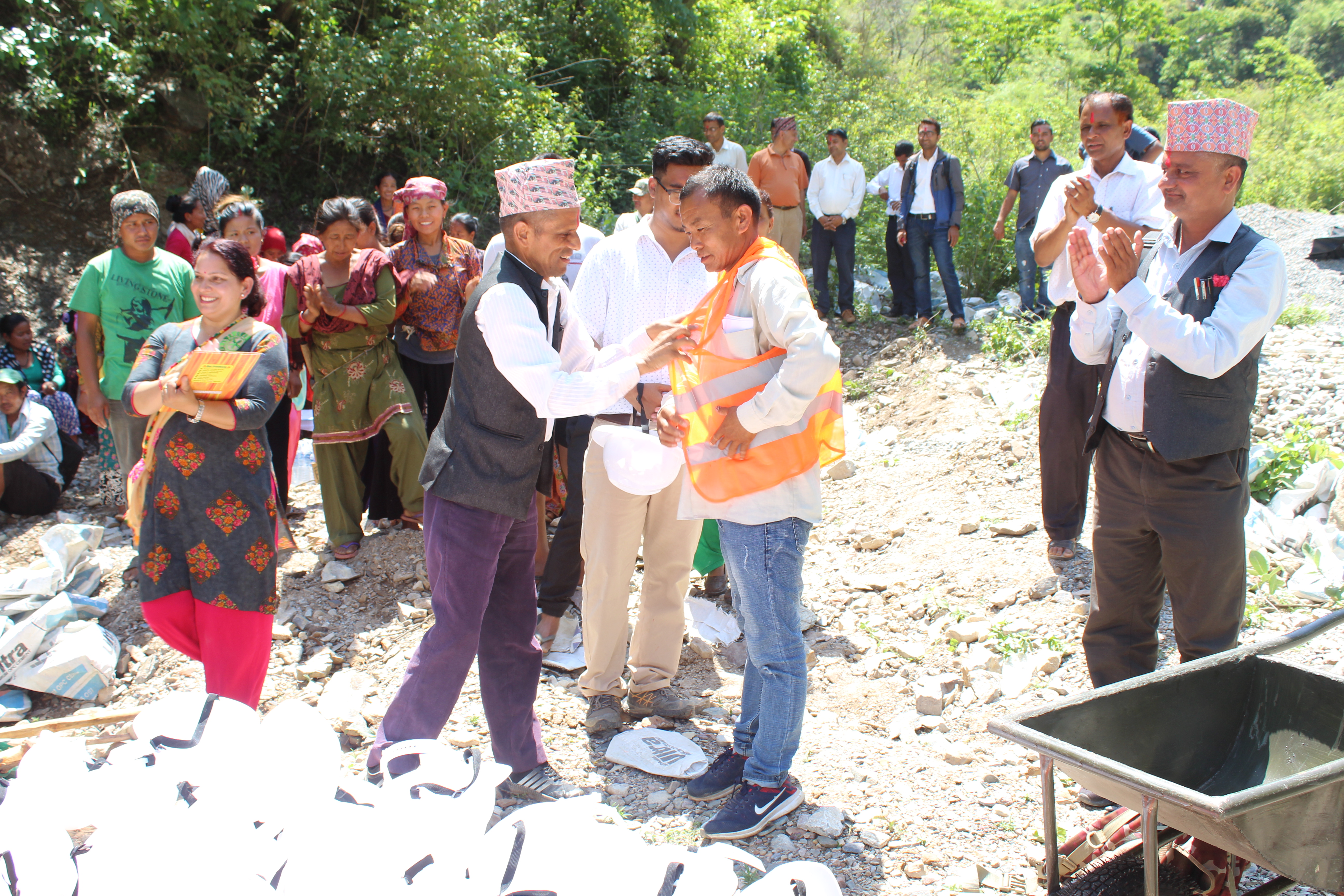 पाल्पाको रम्भा गाउँपालिकाले प्रधानमन्त्री रोजगार कार्यक्रममा बेरोजगार युवाहरुले आवश्यक सामाग्री हस्तान्तरण गर्दै गाउँपालिका अध्यक्ष विष्णु भण्डारी । तस्विरः नयाँधार