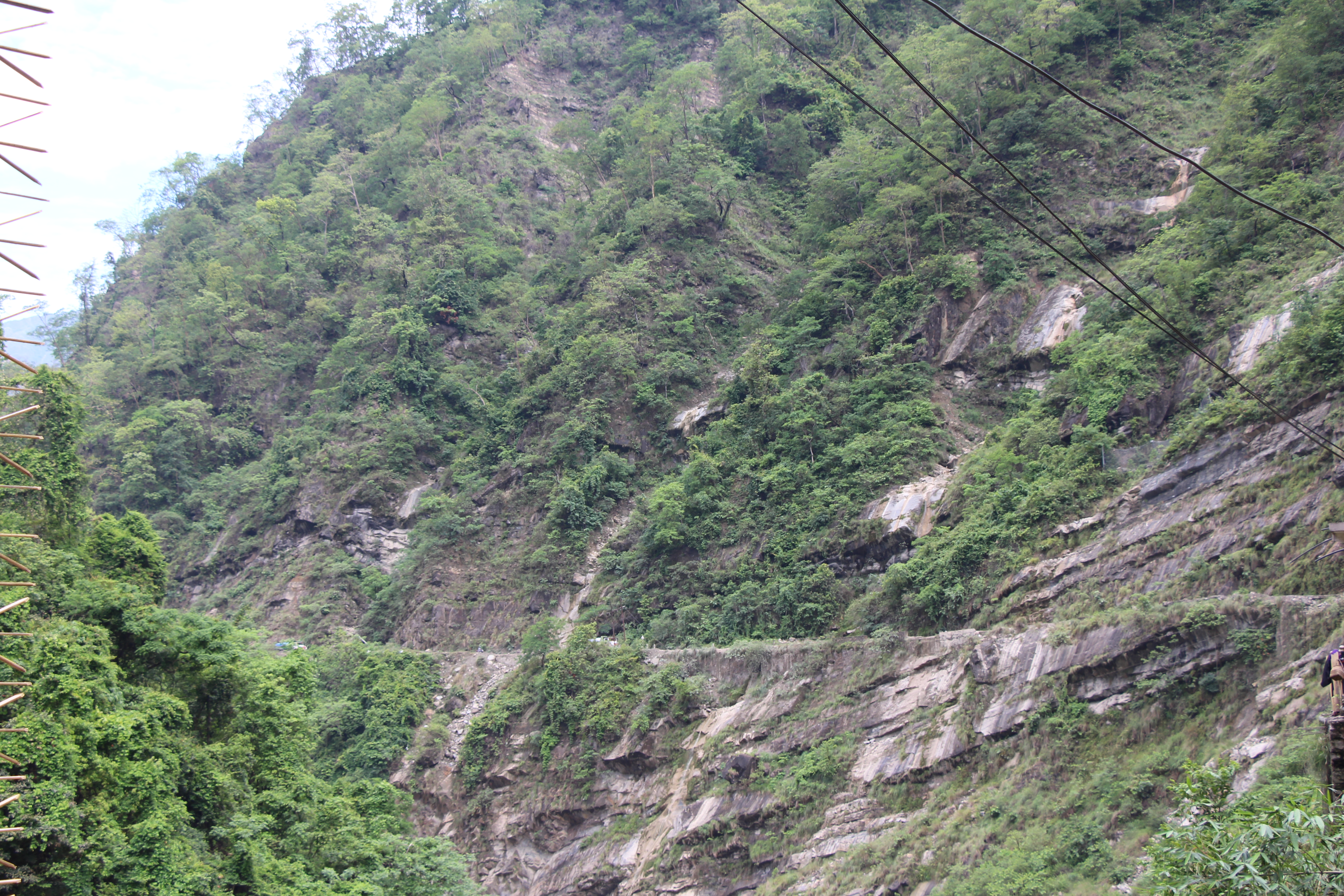 सिद्धबाबामा पहिरो खसेसंगै सवारी आवागमन एकतर्फी