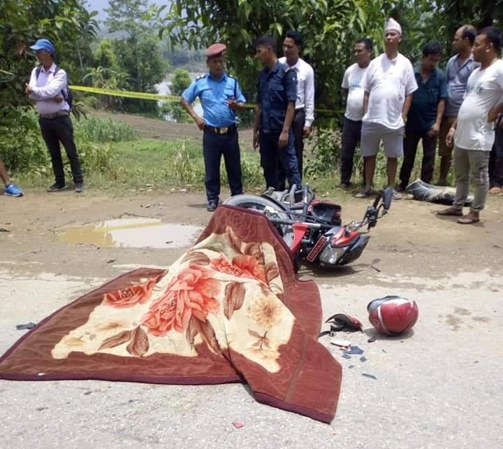 दुर्घटनामा पत्रकारको मृत्यु , टिपरले ब्याक गरेर मारयो