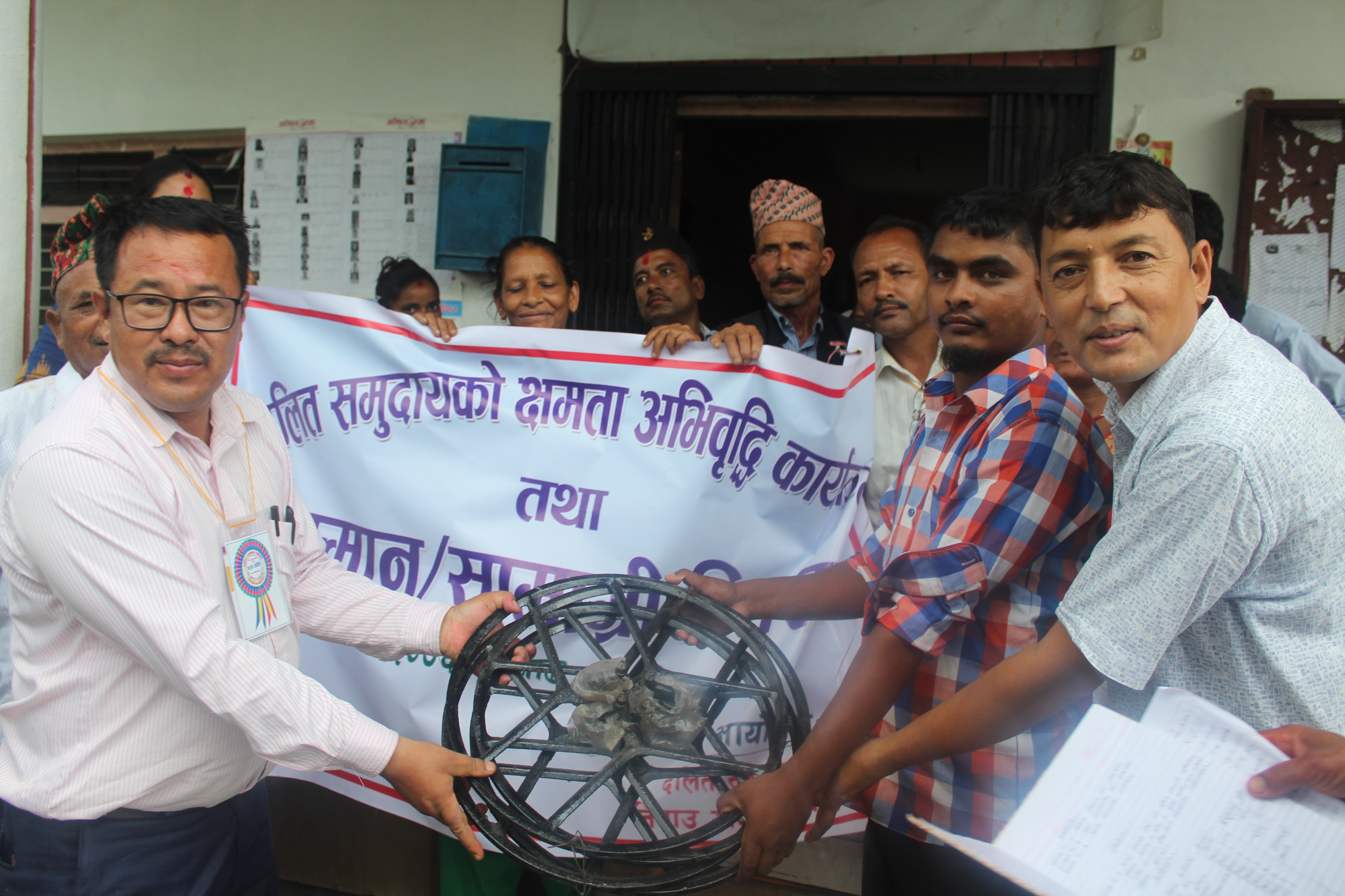 तिनाउ गाउँपालिकाले दलित समुदायको परम्परागत पेशालाई आधुनिकीकरण गर्न विद्युतीय पङ्ख वितरण