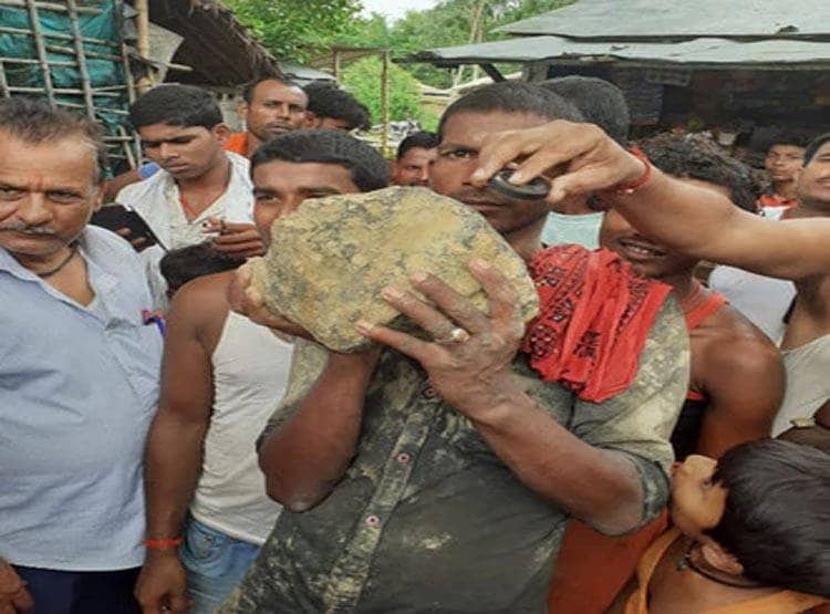आकाशबाट १५ किलोको ढुंगा खस्यो