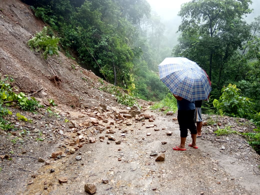 पहिरोले तानसेन रानिमहल सडक अवरुद्ध