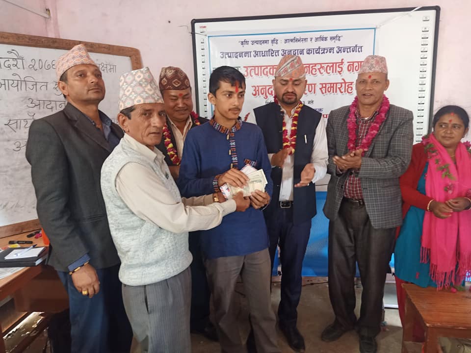 दशैको मुखमा किसानलाई नगद अनुदान पाउँदा खुसी छन् मैनादीका किसान