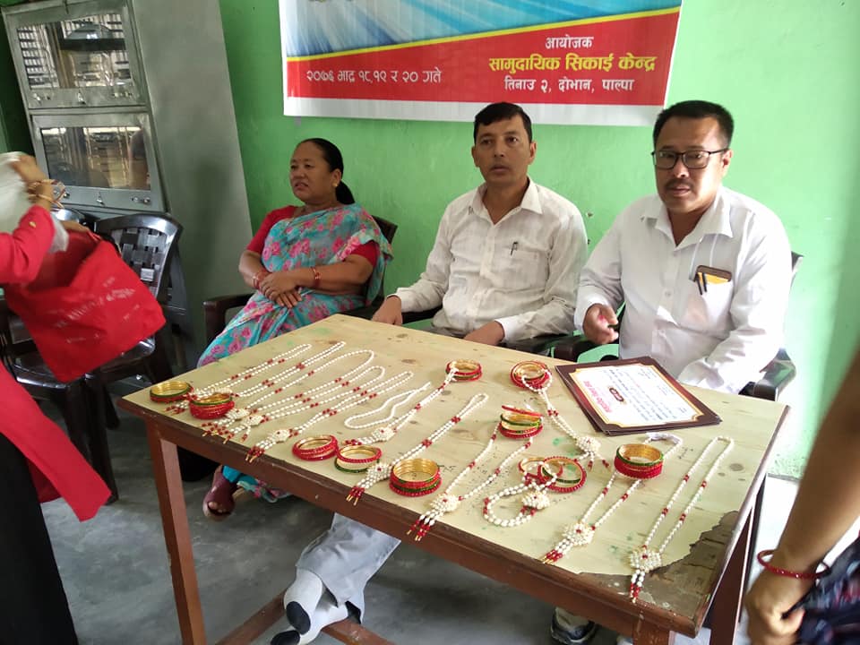 चुरा र माला बनाउन अवसर पाएपछि खुसी दोभानका महिला