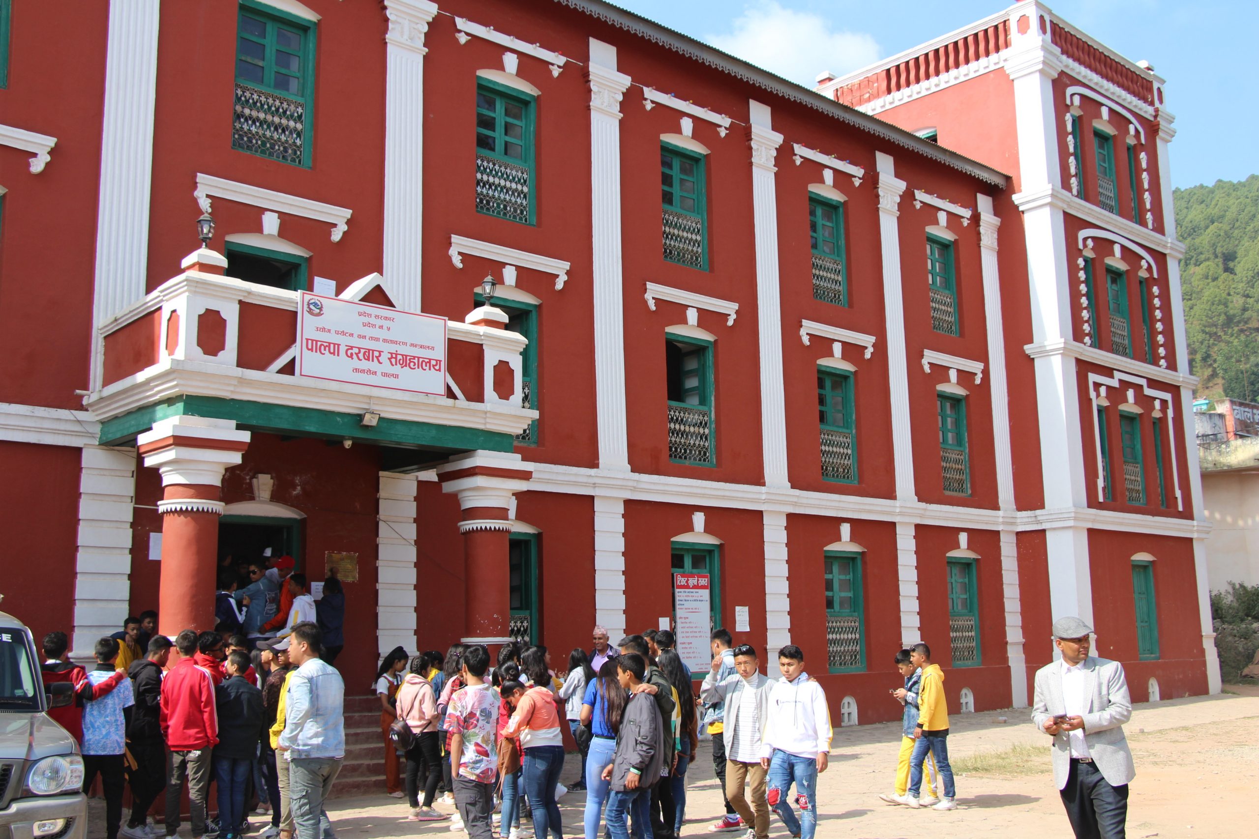 पाल्पा दरबार संग्रालय अवलाेकन गर्दै पर्यटकहरू। तस्विरः नयाँधार
