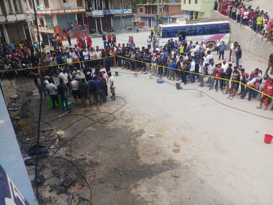 गुल्मीमा पसलमा लागेको आगोमा परेर १ जनाको मृत्यु ५ घाइते