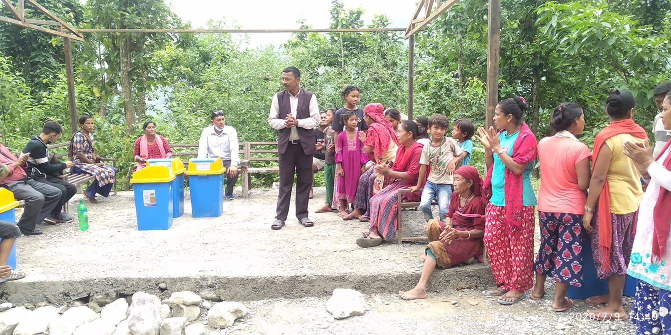 खुर्सानीका ५५ घरमा डस्विन वितरण