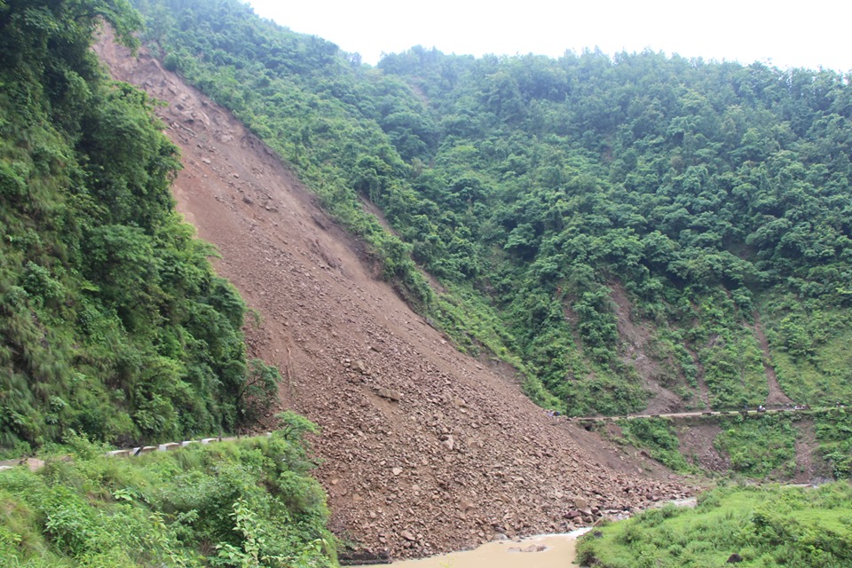 पहिराेका कारण सिद्धार्थ राजमार्गको पुनः अवरुद्ध, सडक सुचारू गर्न दिनभर लाग्ने