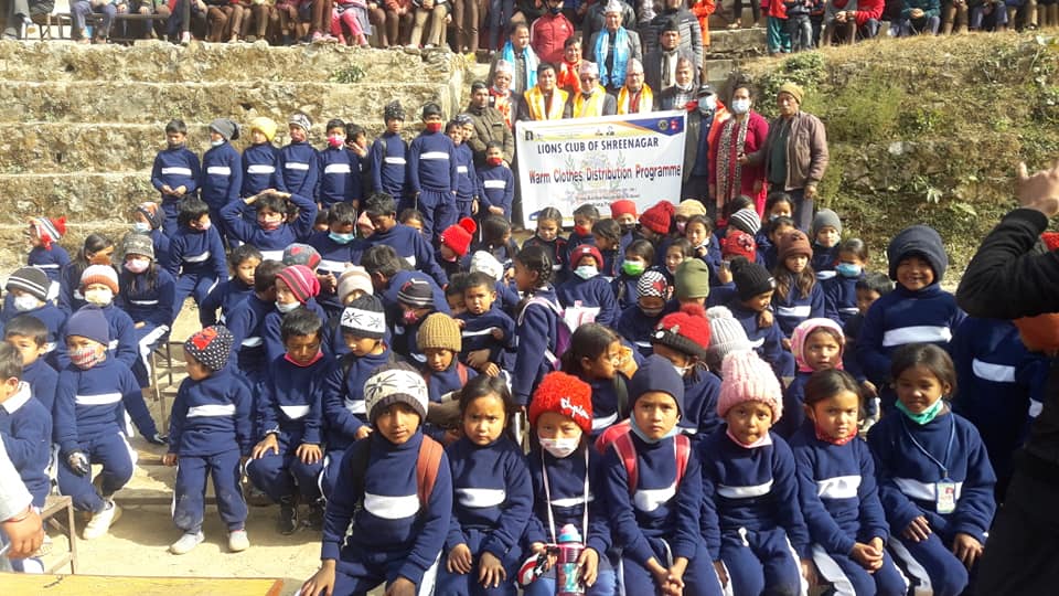 कालिका माविका विद्यार्थीलाई न्यानो कपडा सहयोग