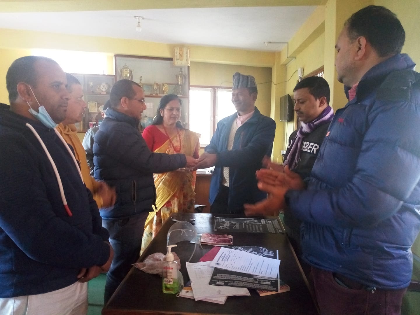 पाल्पामा काँग्रेस नेताले विद्यालयलाई आर्थिक सहयोग