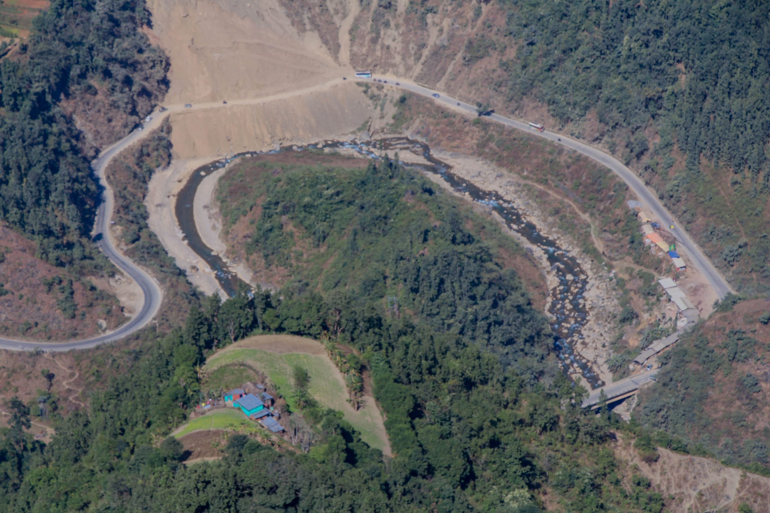 सिदार्थ राजमार्ग अन्तरगत गौडे पुल नजिकको घुम्ती । तस्वीरःनयाँधार ।