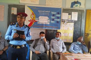 शौक्षिक सामाग्री बोकेर पाल्पा प्रहरी विद्यार्थीमा