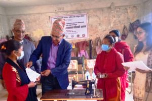 दलित महिला संघको आयोजनामा सञ्चालित तीन महिने हस्तकला तालिम