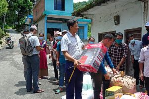 तिनाउ गाउंपालिकामा १७ लाख बजेटबाट ८५ घरधुरीलाई कृषि सामाग्री वितरण