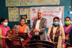 रिब्दीकोट गाउँपालिकाभित्रका महिला सहकारीहरुलाई अनुदानमा सामाग्री वितरण