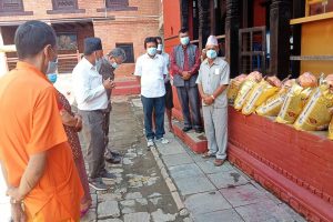 ऋषिकेश मन्दिर क्षेत्रमा बसोबास गर्ने भतनी आमाहरुलाई चामल वितरण