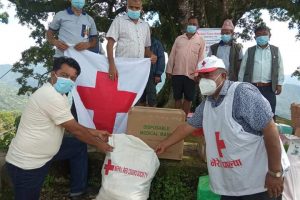 रेडक्रस साेसाइटीले अस्पताल र उपशाखालाई  स्वास्थ्य सामाग्री हस्तान्तरण