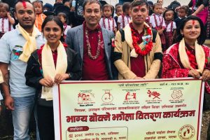 ६२ विद्यार्थीका लागि ‘भाग्य बोक्ने झोला’ वितरण