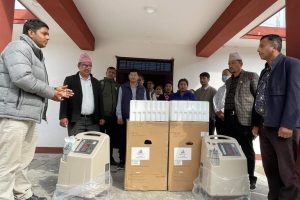 तिनाउ गाउँपालिकालाई दुईवटा अक्सिजन कन्सन्ट्रेटर मेसिन सहयोग