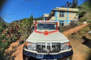 स्वास्थ्य चौकीलाई एम्बुलेन्स सहयोग