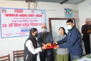 ३४ औं एड्स दिवसः पाल्पाका प्रभावित बालबालिकालाई नगद तथा स्टेशनरी वितरण