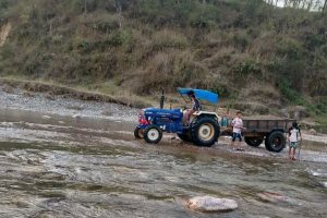 पाल्पामा बालुवा चोरी गर्दै गर्दा पुनः एक ट्याक्टर प्रहरी नियन्त्रणमा