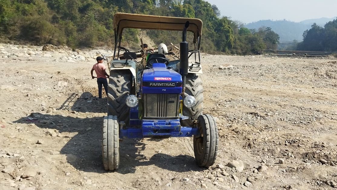 रातकाे समयमा अवैध बालुवा चोरी गर्ने ट्याक्टर नियन्त्रण