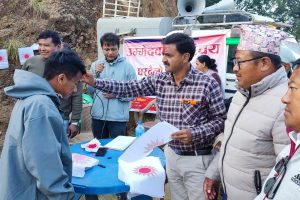 ठाकुर गैरे मतदातालाई भेट्न व्यस्त