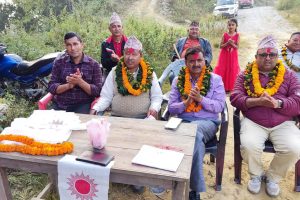 एमाले उम्मेदवार मत माग्दै घरदैलोमा