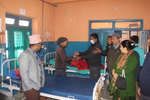 जनयुद्ध दिवसको अवसरमा बिरामीलाई फलफूल वितरण