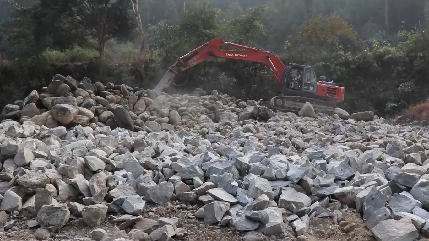 चुरे क्षेत्रमा अवैध रुपमा चोरी निकासी