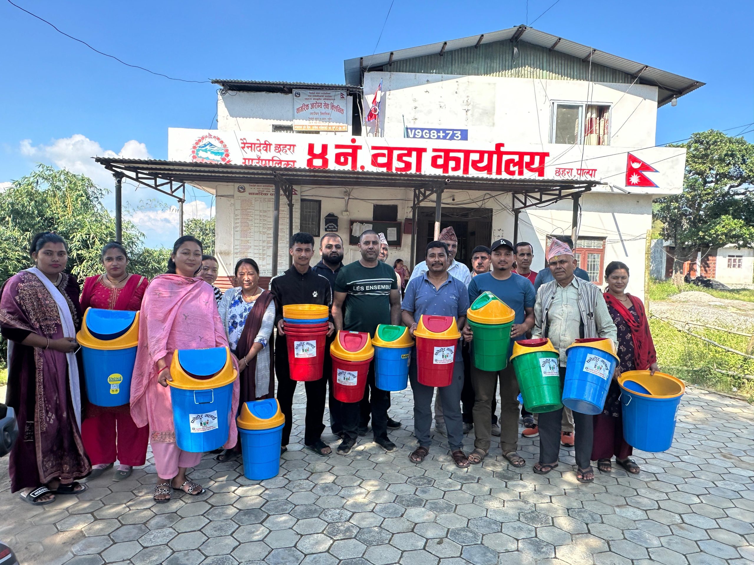 छहरामा फोहोर व्यवस्थापन गर्न डस्टवीन वितरण