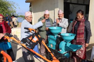 देउरालीका स्थानीयलाई कृषि यन्त्र उपकरण वितरण