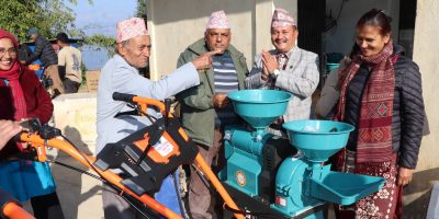देउरालीका स्थानीयलाई कृषि यन्त्र उपकरण वितरण
