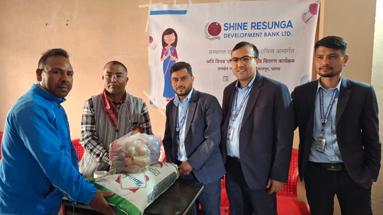 शाइन रेसुङ्गा बैंकले दियो विपन्न परिवारलाई खाद्यान्न