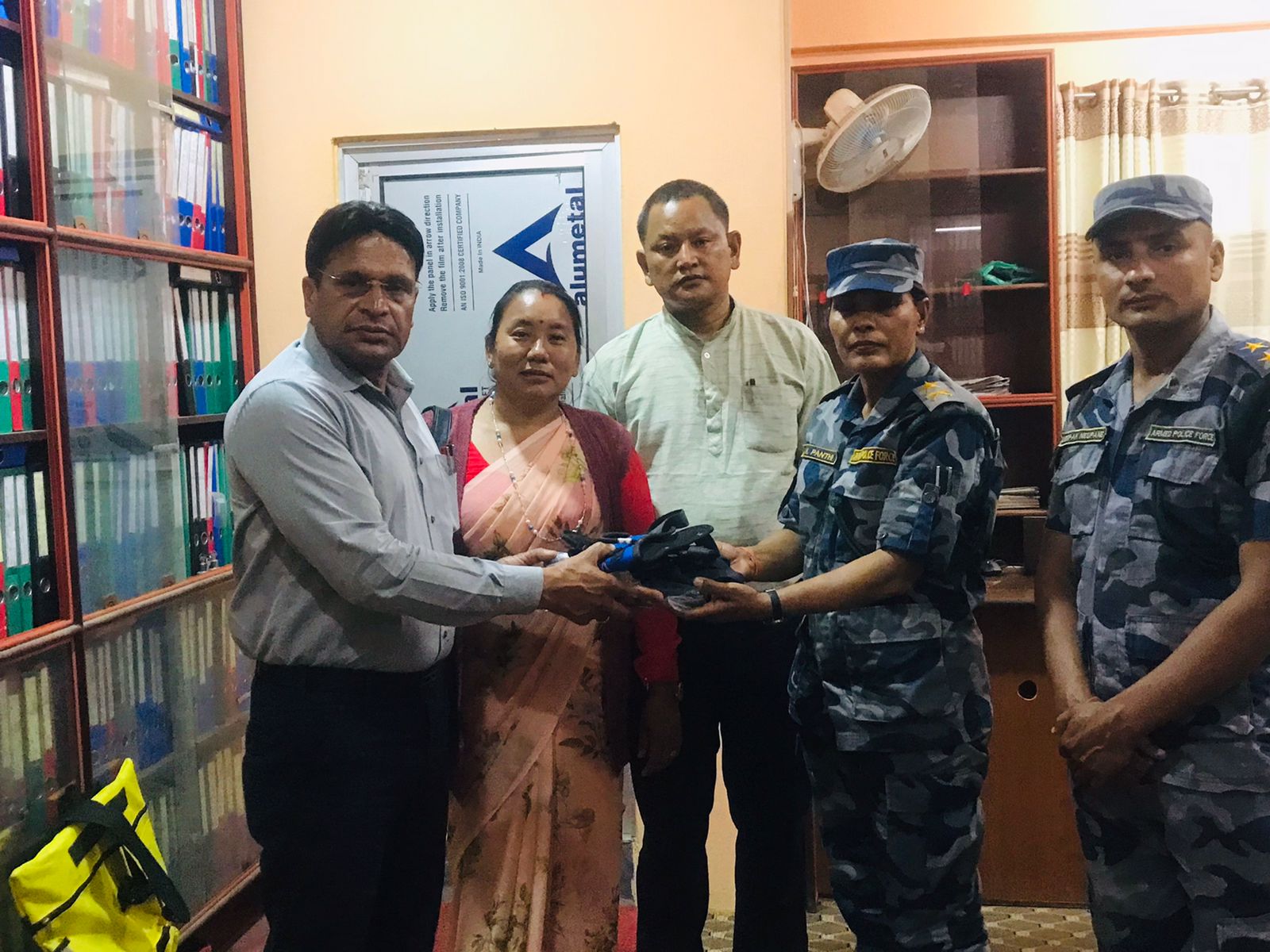 रामपुर नगरपालिकाद्वारा शसस्त्र प्रहरीलाई विपद् उद्धार सामग्री हस्तान्तरण