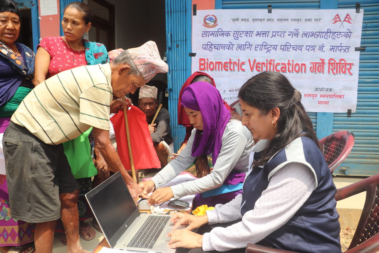 वडा कार्यालयबाटै समाजिक सुरक्षा भत्ता वितरण गर्दै रामपुर नगरपालिका