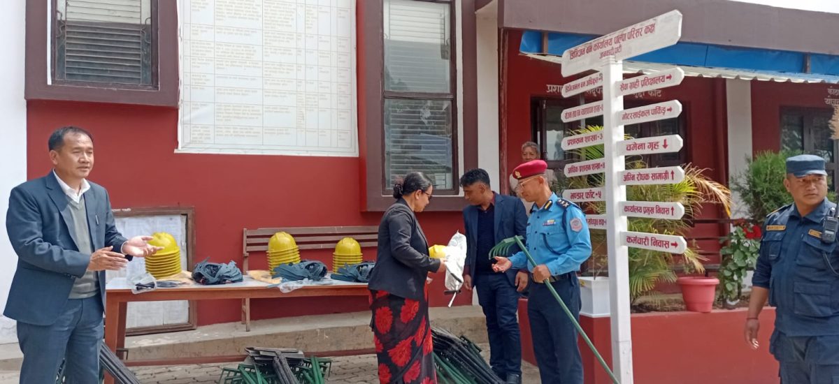 वन डढेलो नियन्त्रण गर्न सुरक्षा निकायलाई अग्नी नियन्त्रण औजार प्रदान