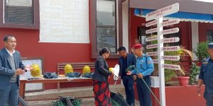 वन डढेलो नियन्त्रण गर्न सुरक्षा निकायलाई अग्नी नियन्त्रण औजार प्रदान