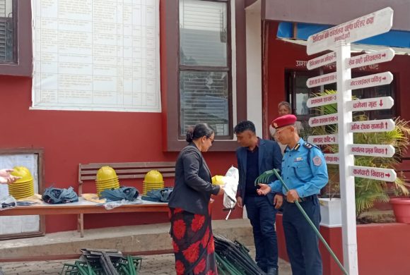 वन डढेलो नियन्त्रण गर्न सुरक्षा निकायलाई अग्नी नियन्त्रण औजार प्रदान