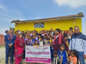 एसियन लाइफ इन्सोरेन्स पाल्पा शाखाले दियो विद्यालयलाई शैक्षिक सामग्री