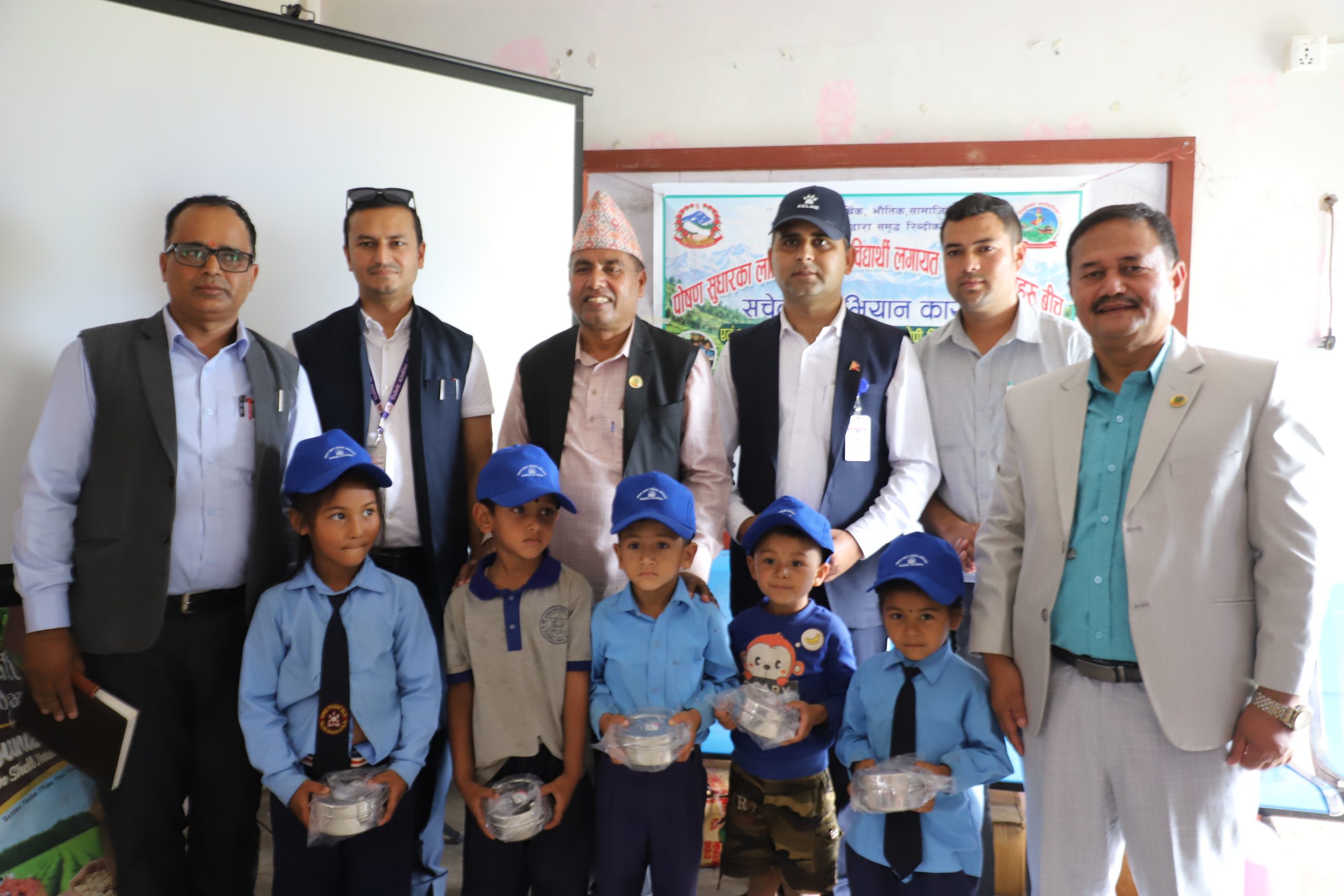 प्रभात माविमा पोषण सम्बन्धि सचेतना, विद्यार्थी टिफिन बक्स र टोपी वितरण  सम्पन्न