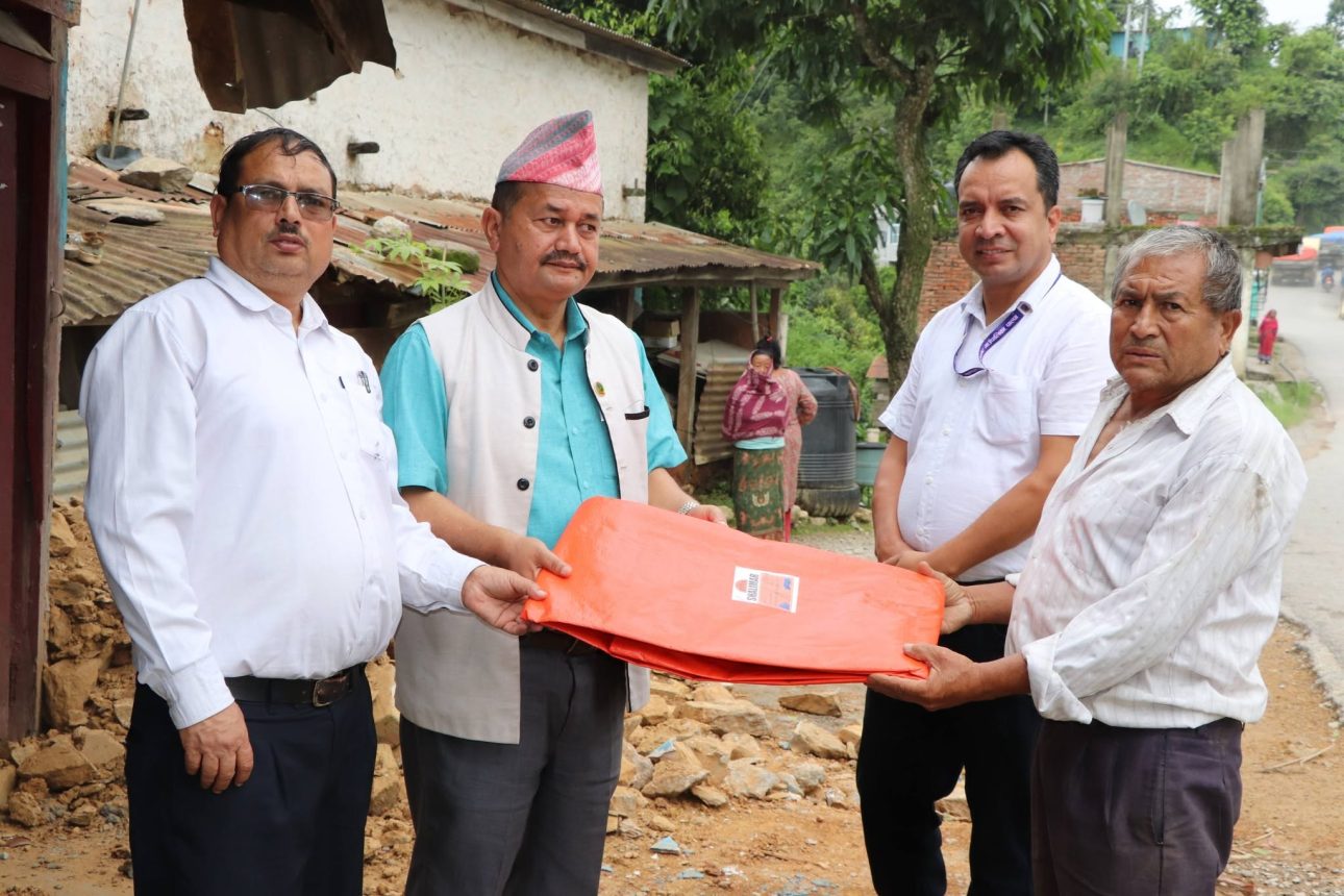 रिब्दीकोटमा घर भत्किएपछि गाउँपालिकाद्वारा त्रिपाल सहयोग, थप राहतको प्रतिबद्धता