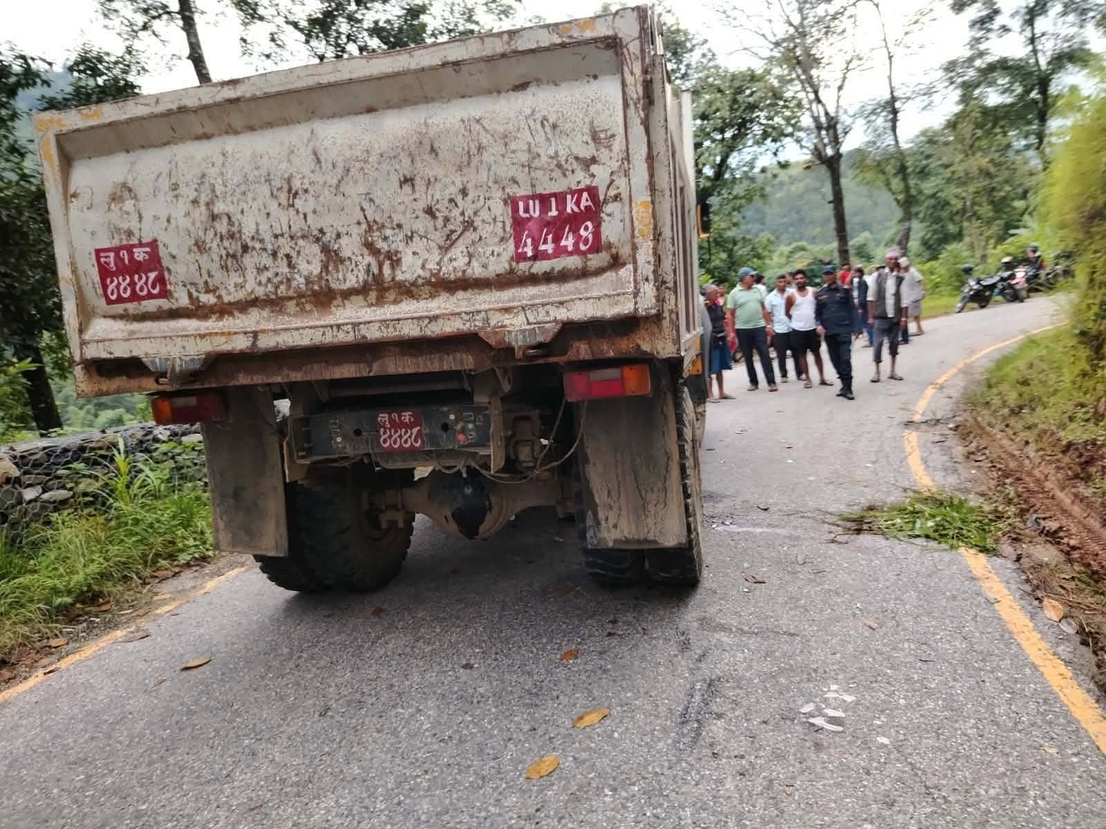 गुल्मीमा टिपर मोटरसाईकल एक आपसमा ठोक्किदा दुई जना घाइते