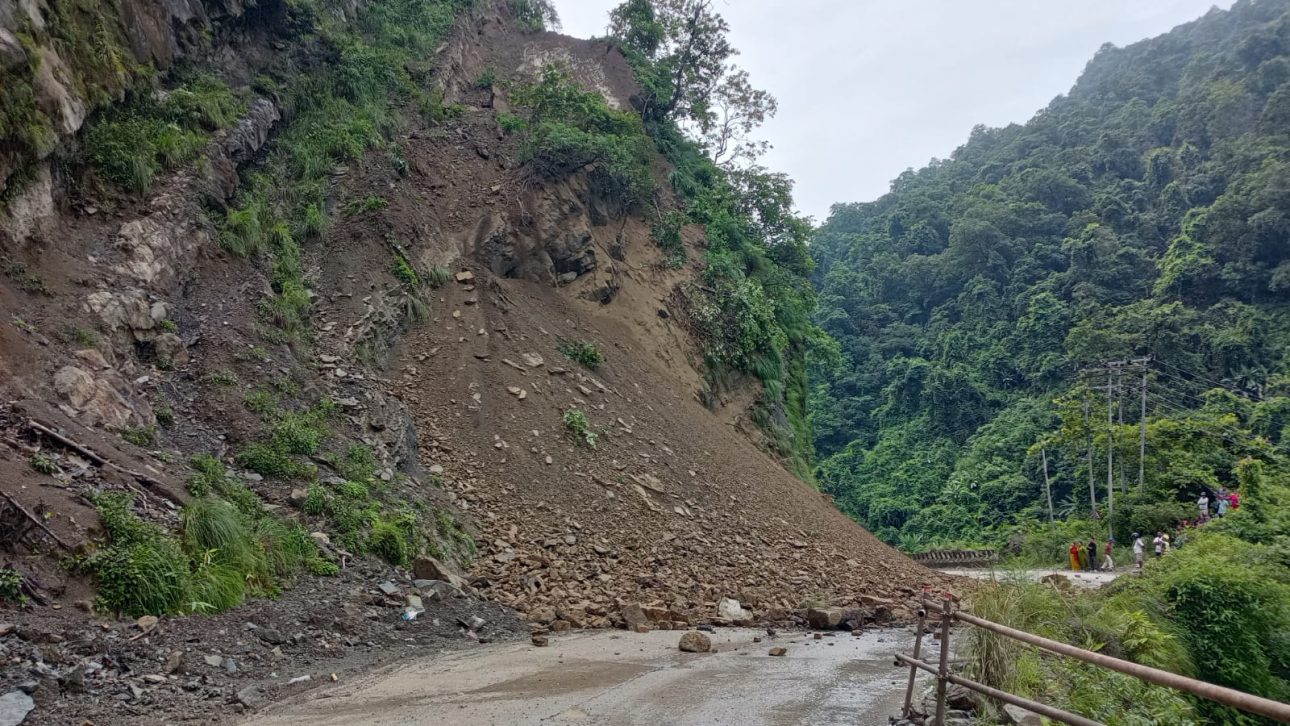 सुख्खा पहिरोले सिद्धार्थ राजमार्ग अवरुद्ध, पहिरो रोकिएपछि सडक खुलाइने