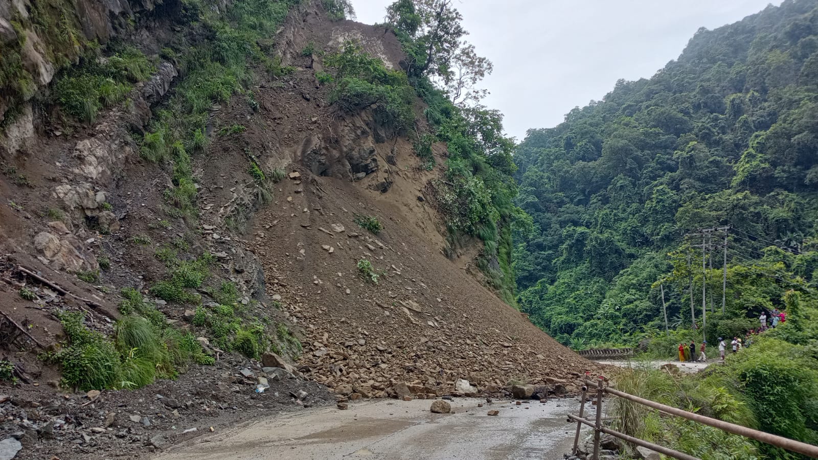 सुख्खा पहिरोले सिद्धार्थ राजमार्ग अवरुद्ध, पहिरो रोकिएपछि सडक खुलाइने